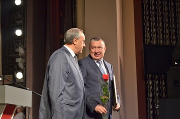 Директор Энгельсского дома-интерната для престарелых и инвалидов Сергей Сафошин получил награду из рук губернатора